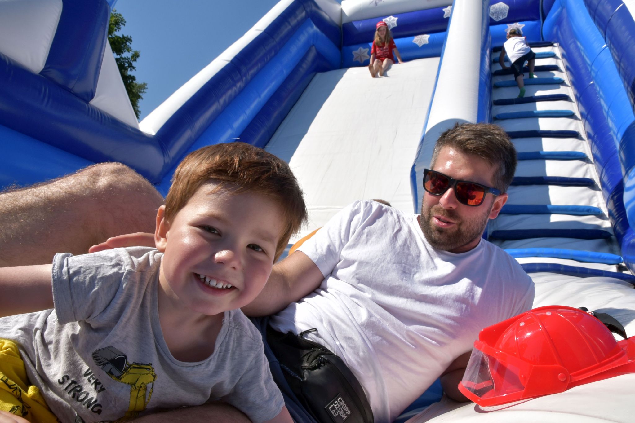 tata z synem na zabawce dmuchanej