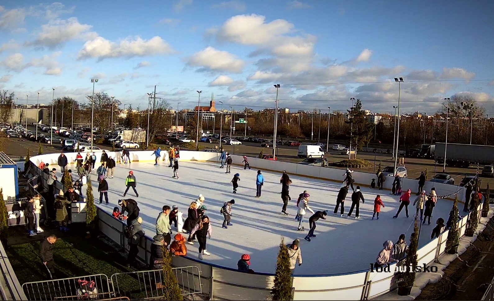 lodowisko w ubiegłym sezonie z ludżmi na tafli