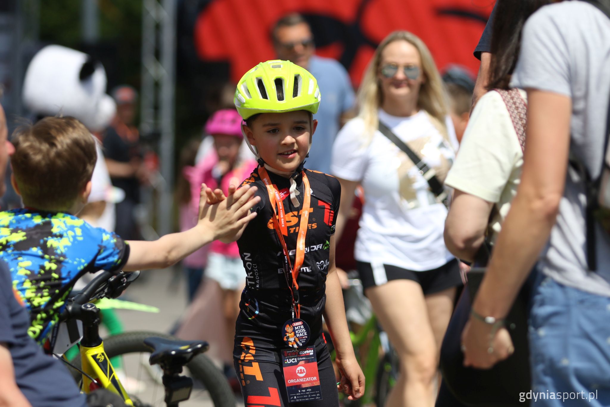 zawodnik odbierający gratulacje