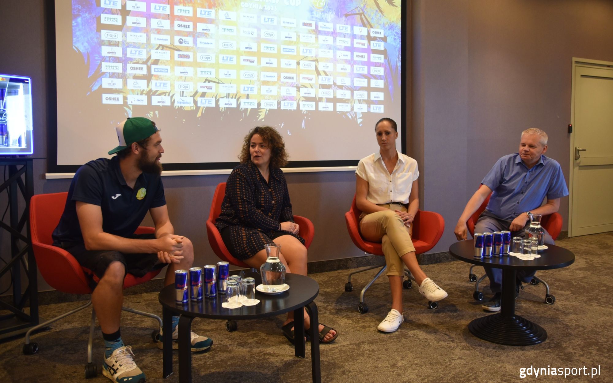 uczestniczy konferencji prasowej 