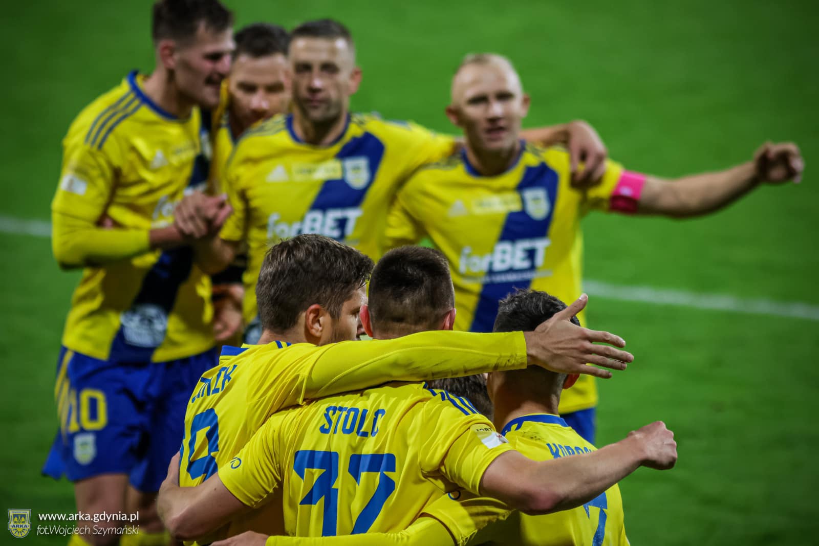piłkarze Arki cieszący sie razem po golu