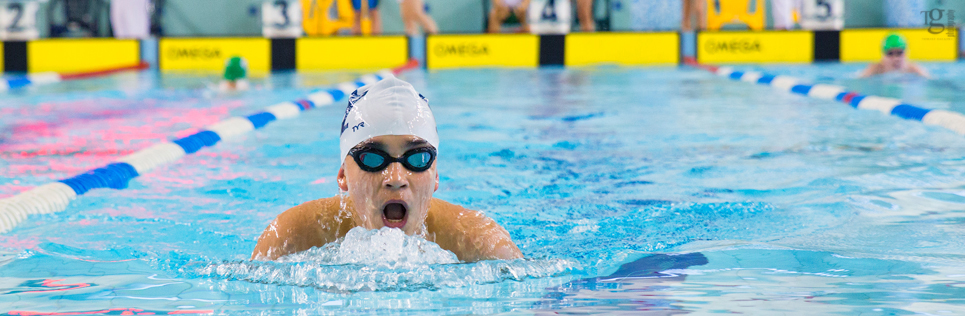 zawodnik w wodzie na pływalni
