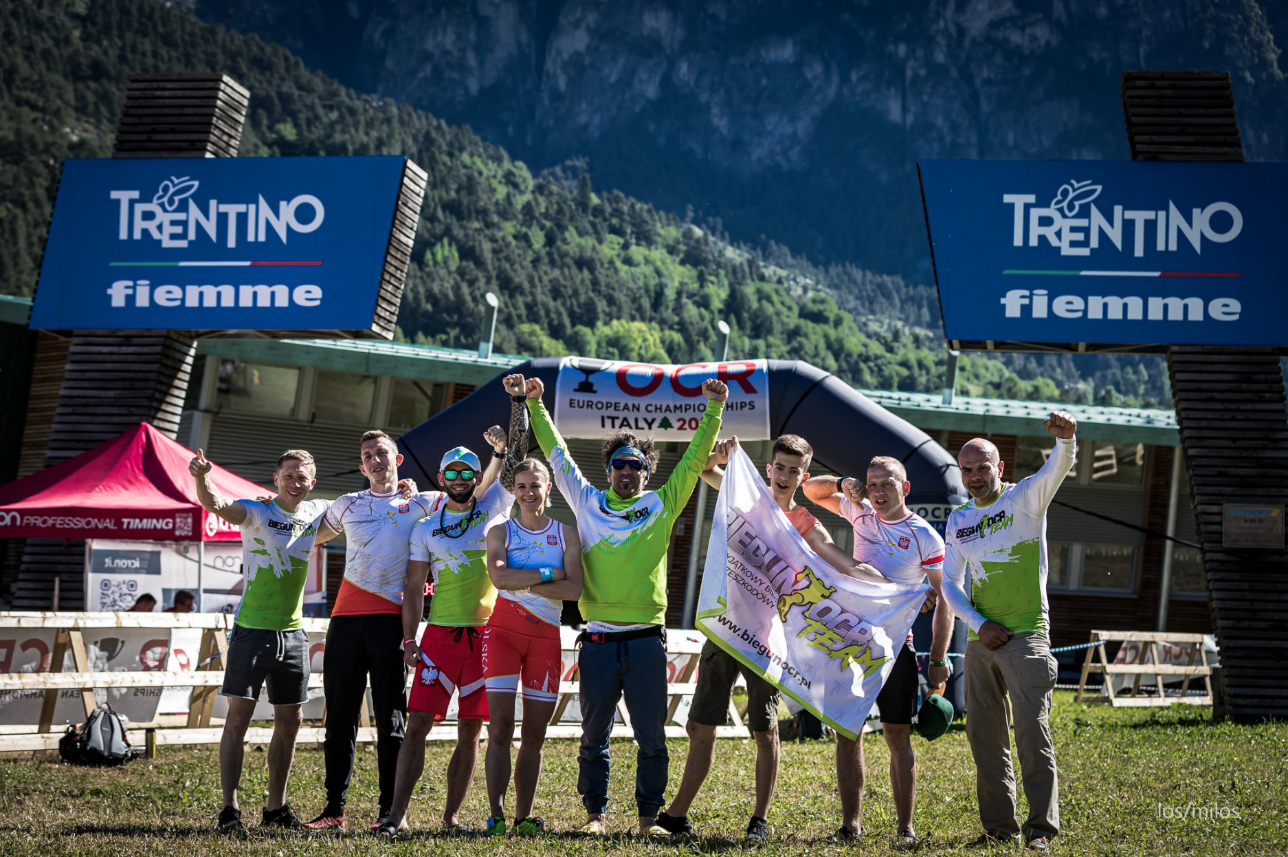 seniorzy z sukcesami na wspólnym zdjęciu