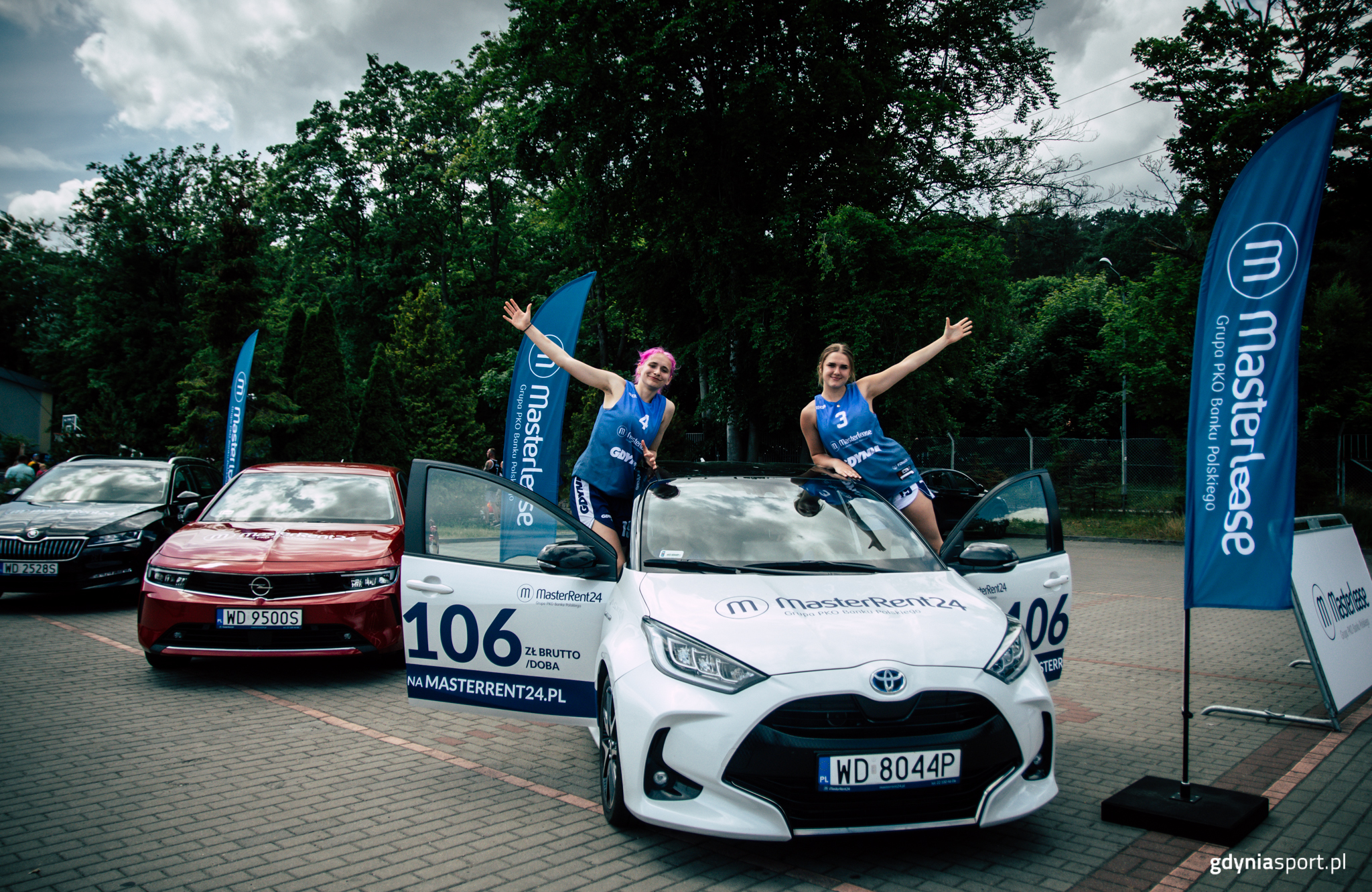 zawodniczki w aucie sponsora