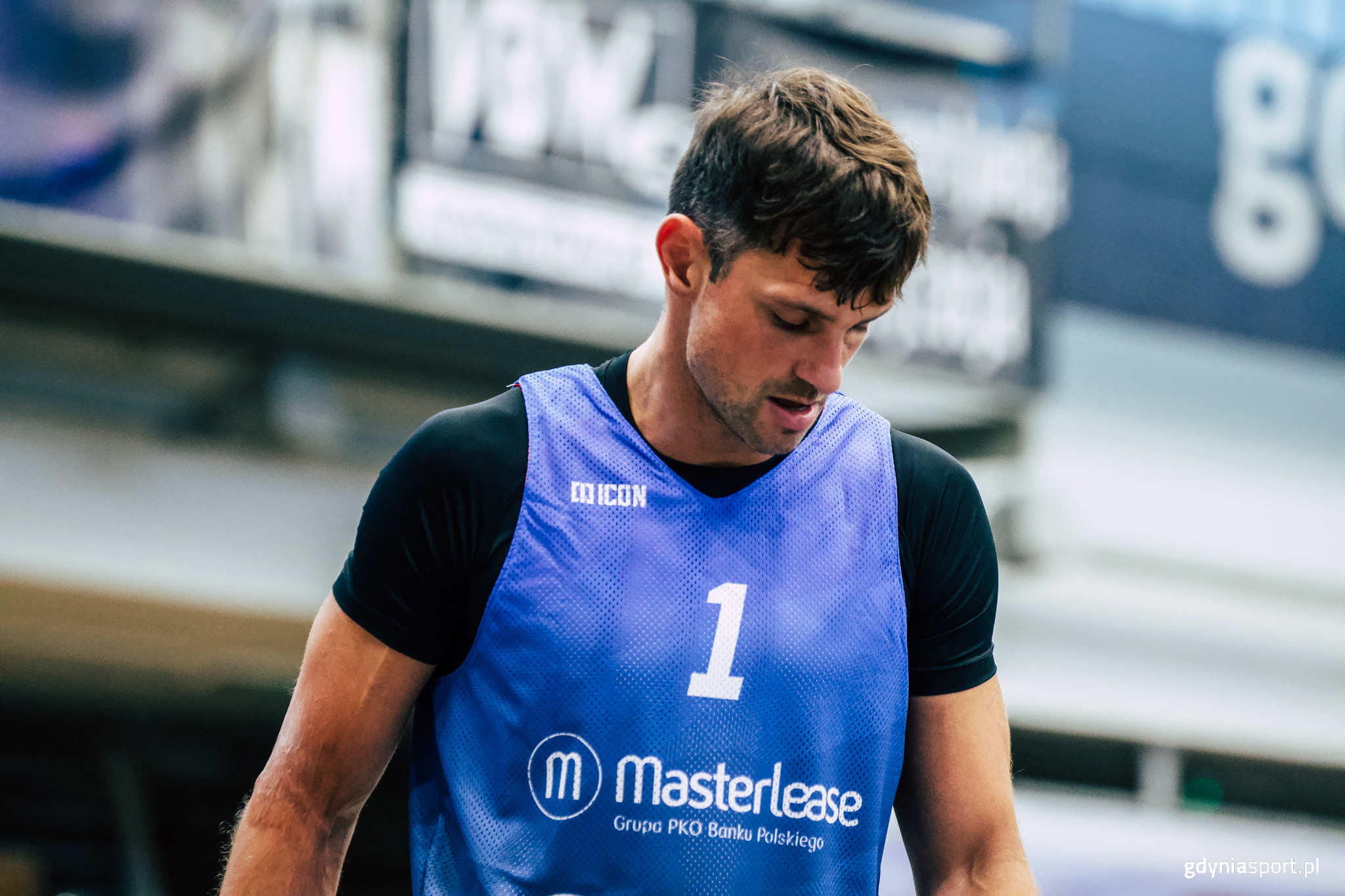 zawodnik w koszulce sponosra