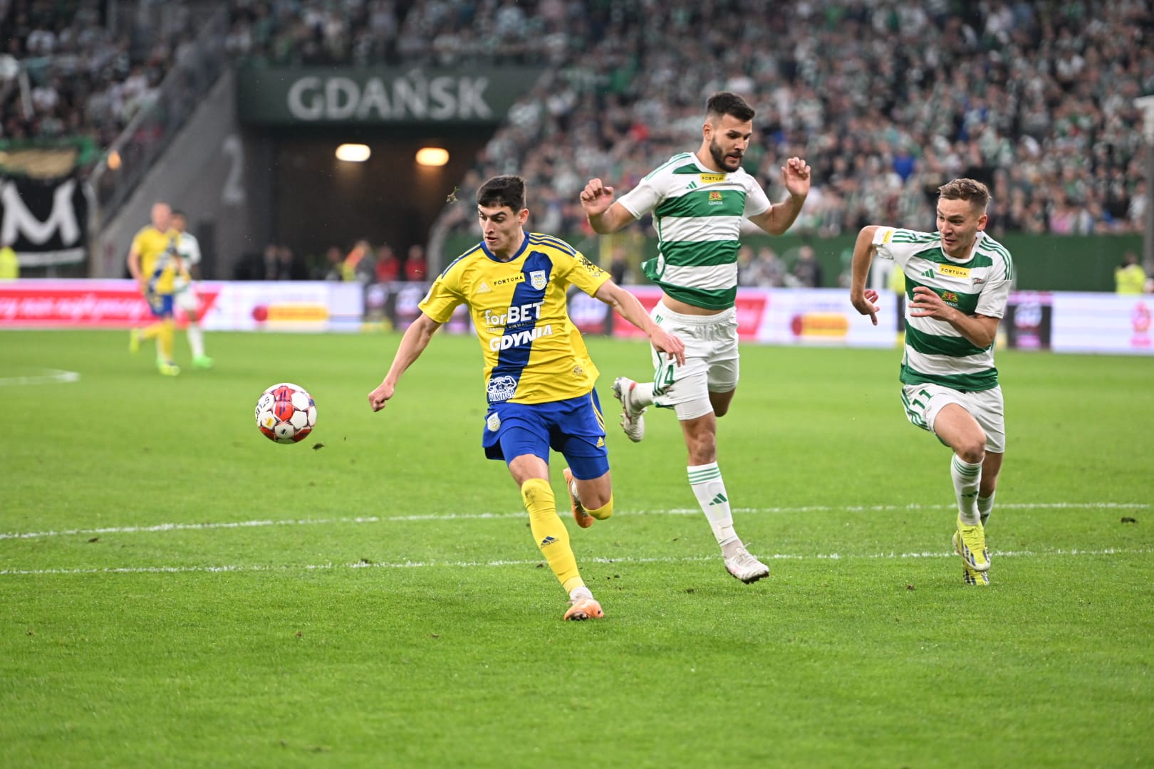 Olaf Kobacki w asyście piłkarzy Lechii