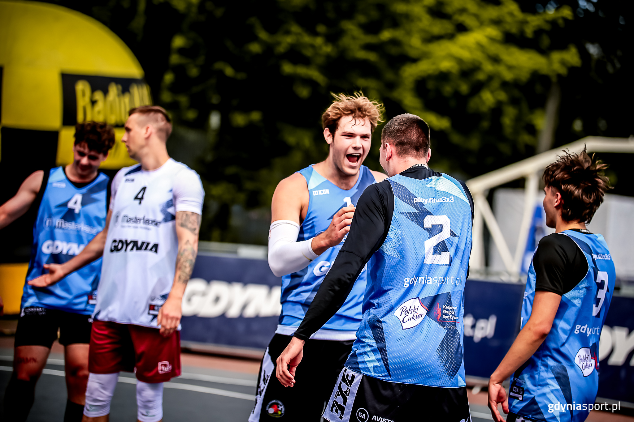 zawodnicy w geście zwycięstwa