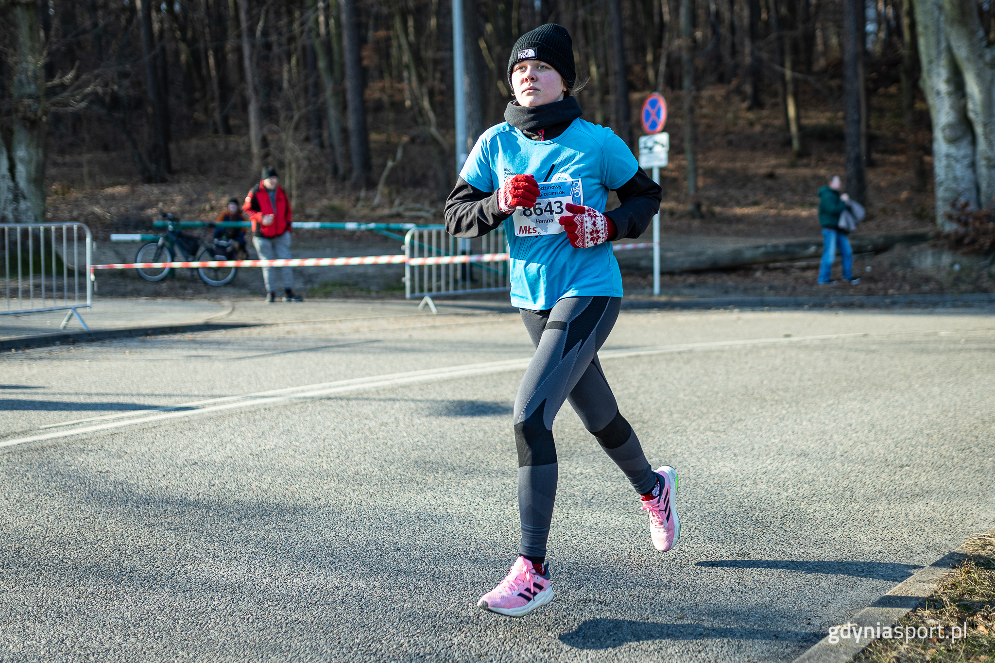 młodzi zawodnicy w trakcie biegu