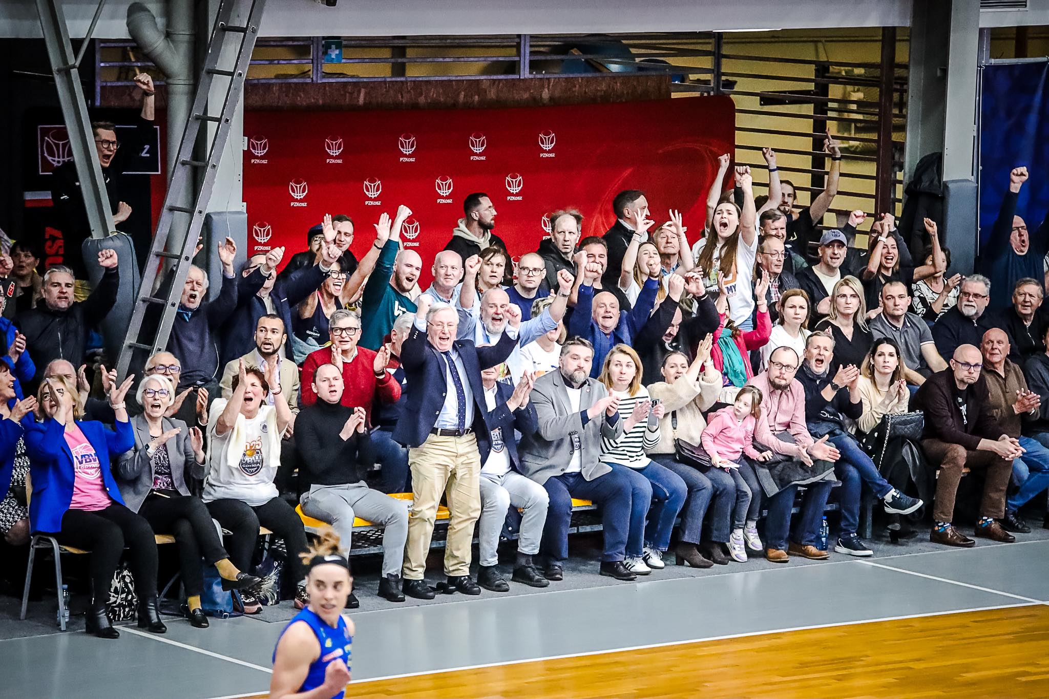 Kibice w Gdyni wielokrotnie wstawali ze swoich krzesełek (fot. A. Modelska)