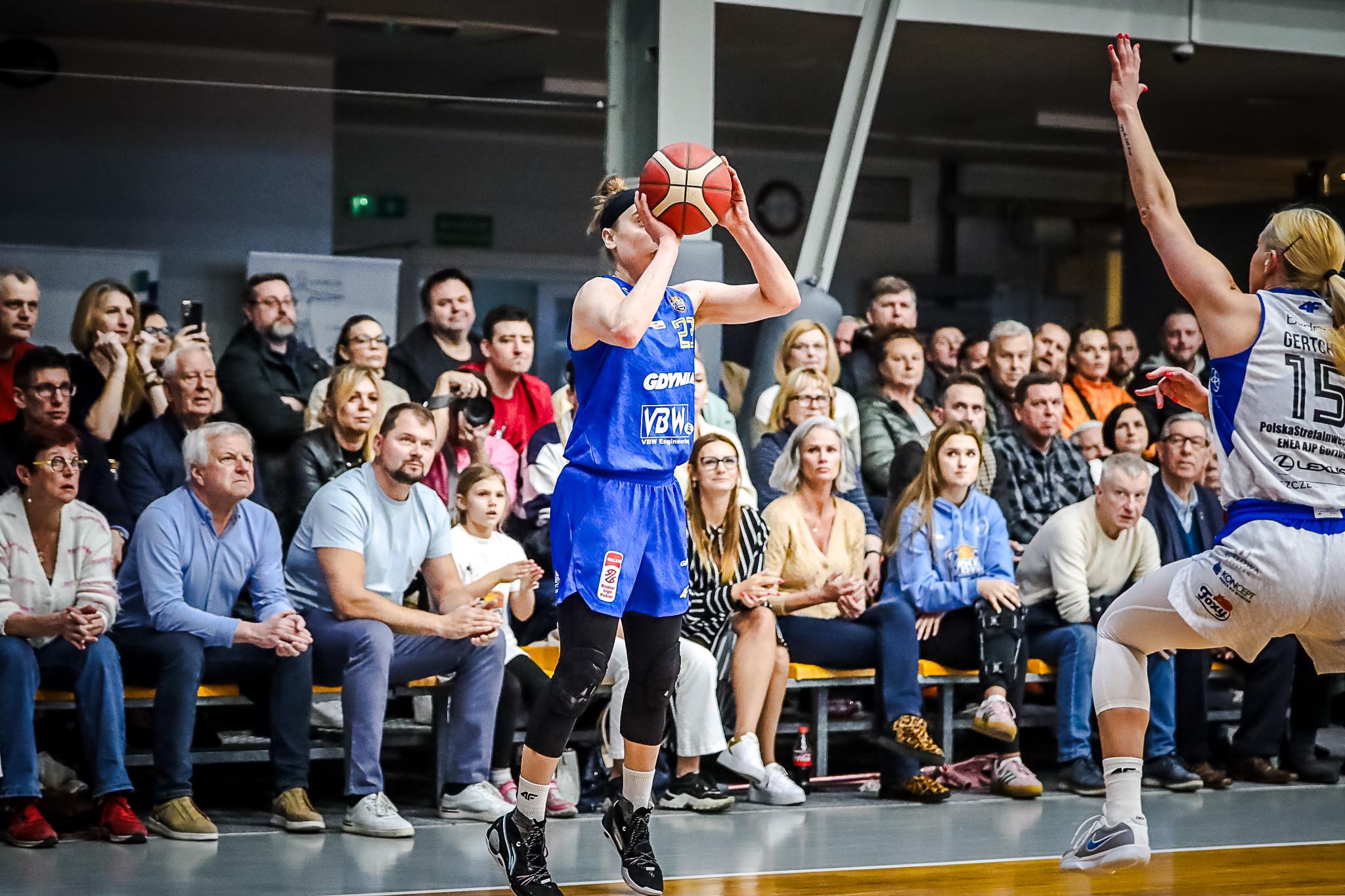 Marissa Kastanek w trakcie rzutu za 3 punkty (fot. A. Modelska)