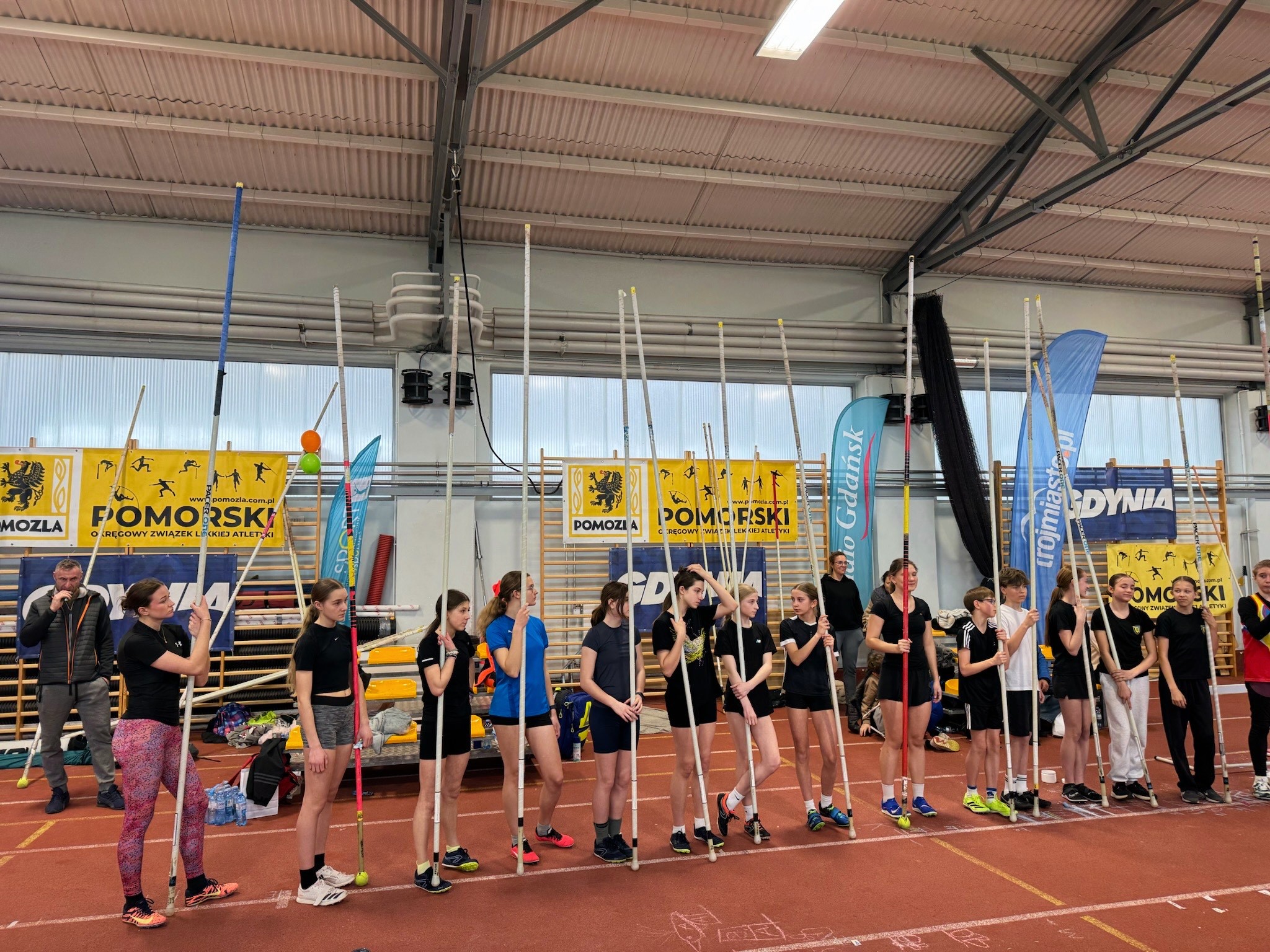 zawodniczki z tyczkami