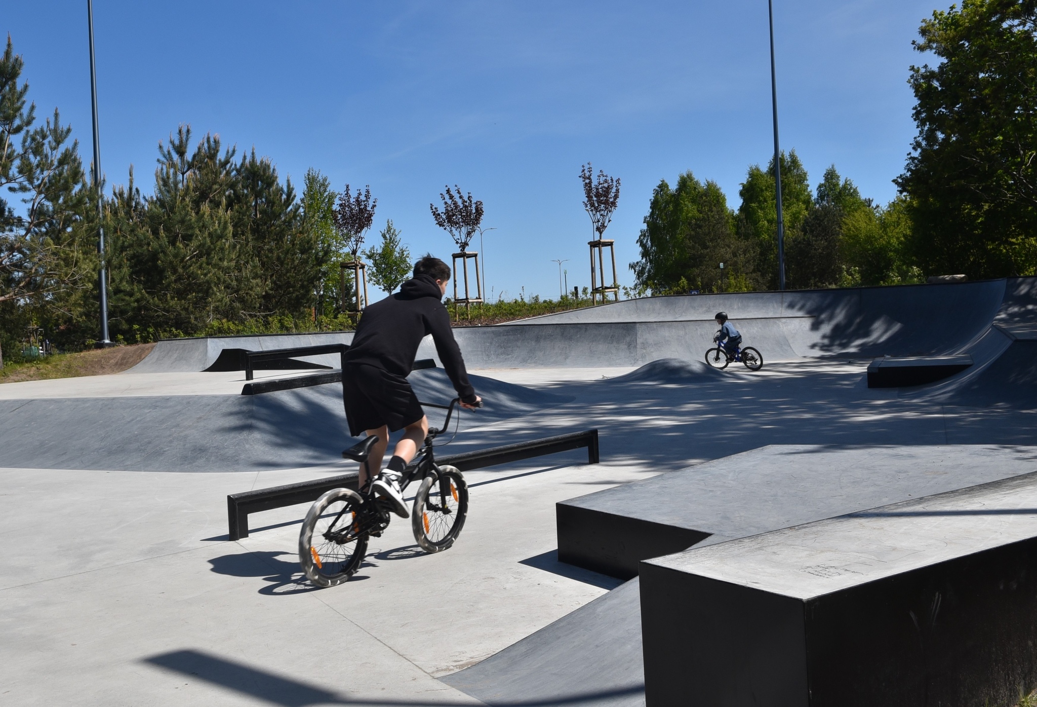 dzieci bawiące się na skateparku