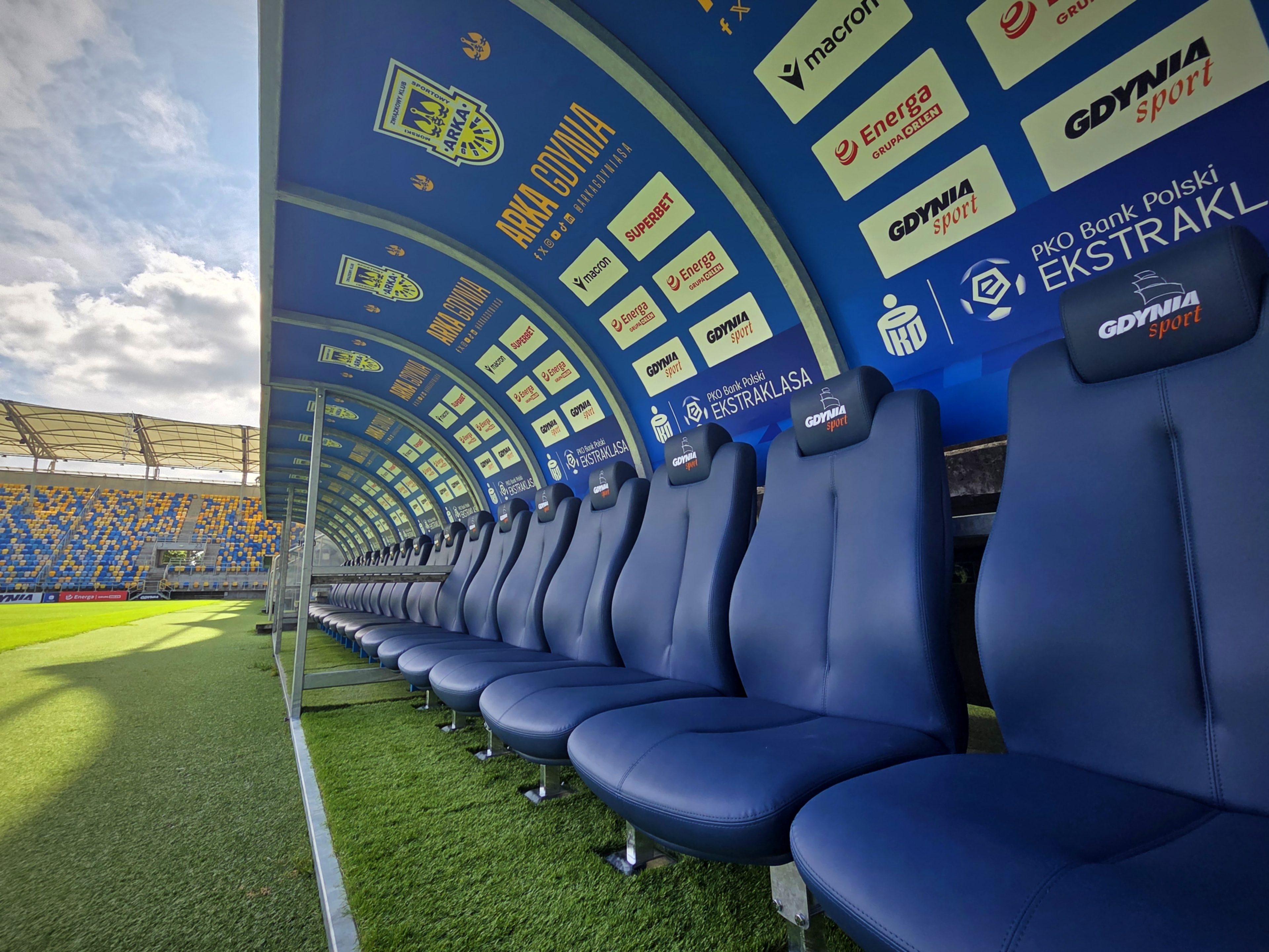 Nowe ławki dla zawodników i sztabu (fot. Marek Urbaniak)