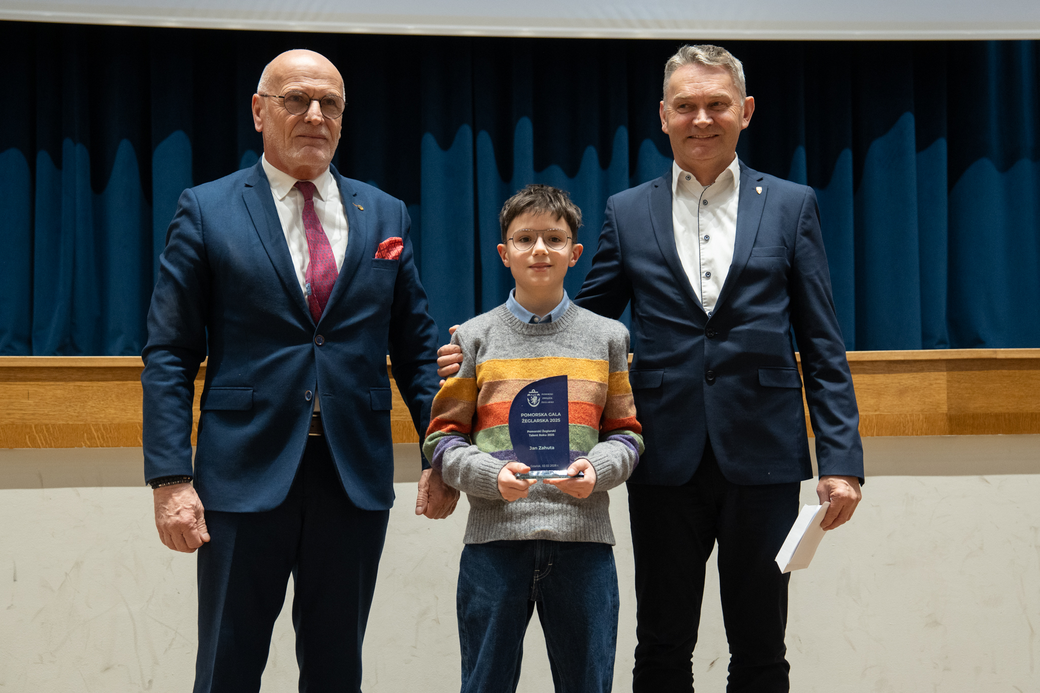 Jan Zahuta z YKP Gdynia podczas odbioru nagrody